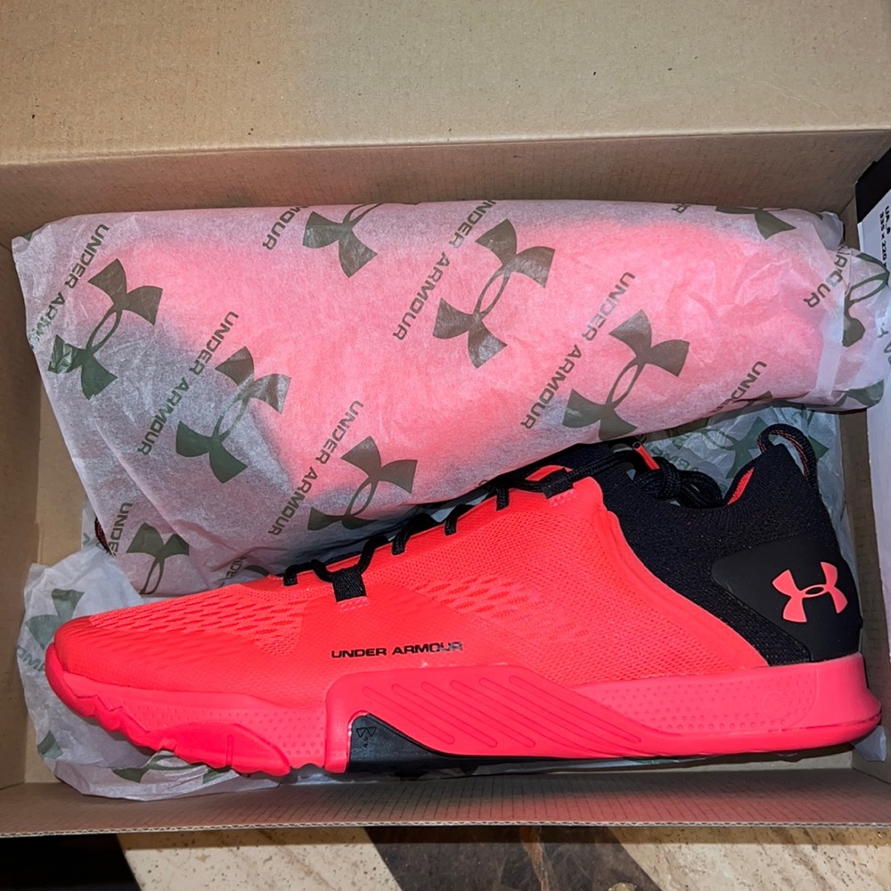 - UNDER ARMOUR SNEAKERS